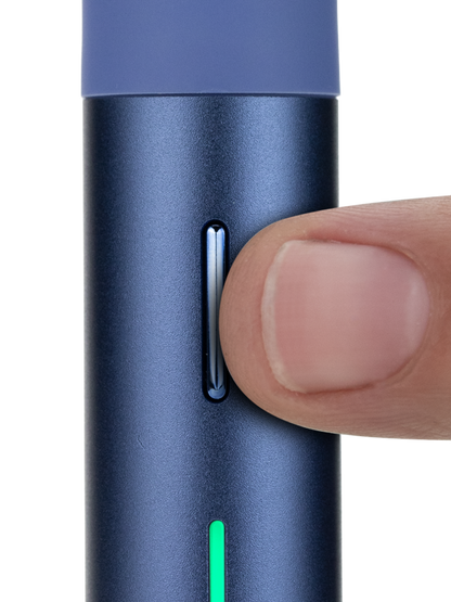 Puffco Pivot in Sapphire – Finger an der Taste