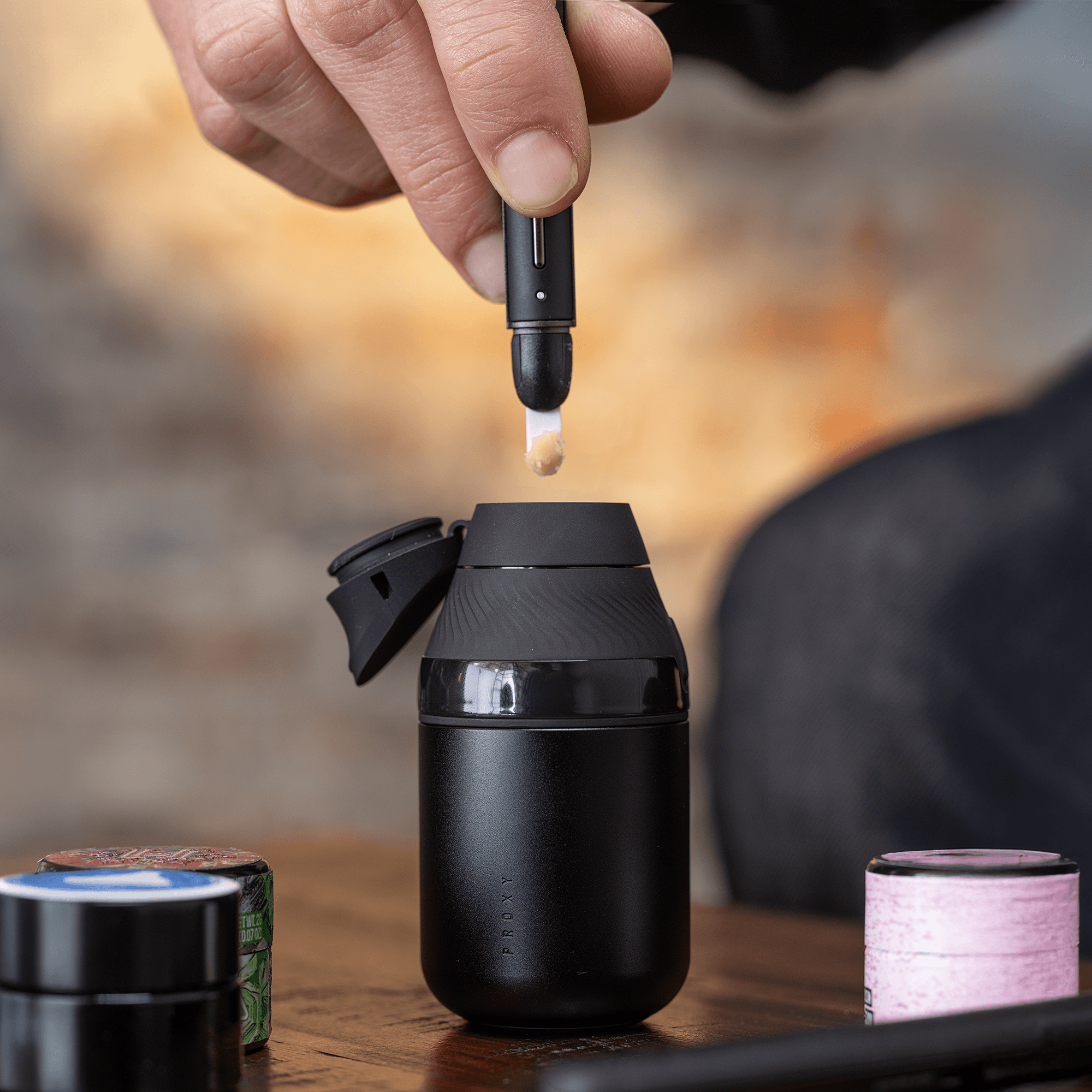 Puffco Hot Knife im Einsatz am Tisch