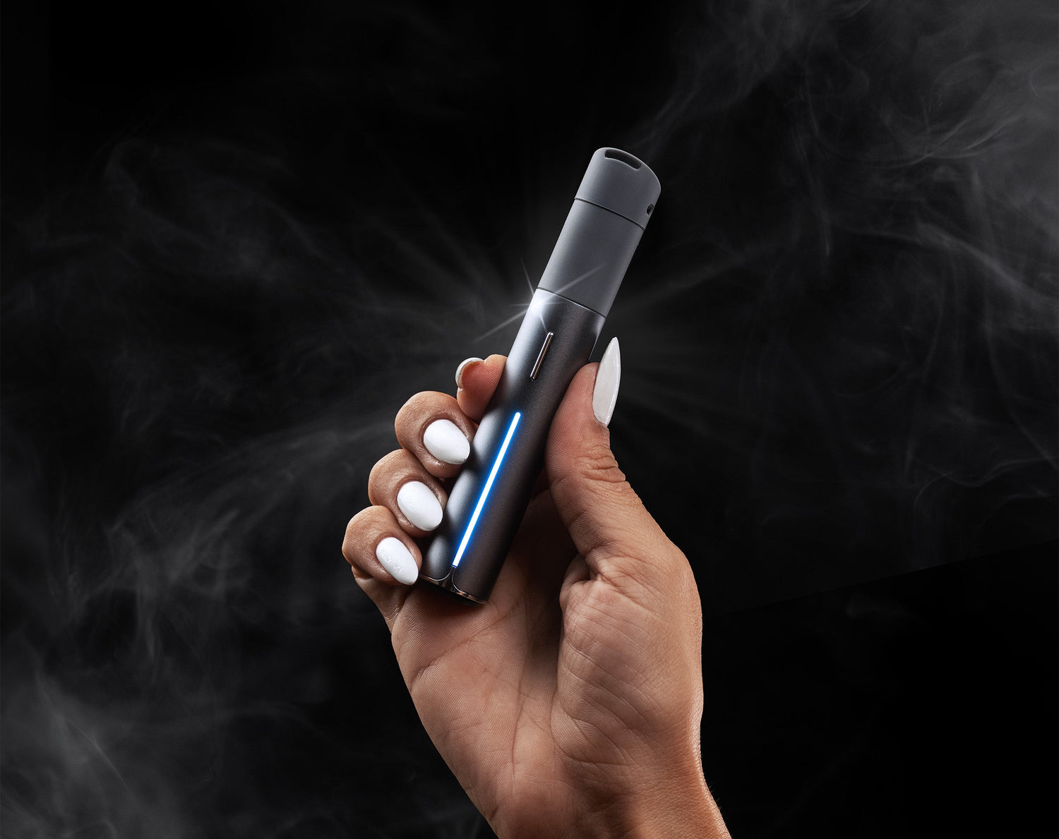 Puffco Pivot in der Hand mit Dampf, dunkles Motiv