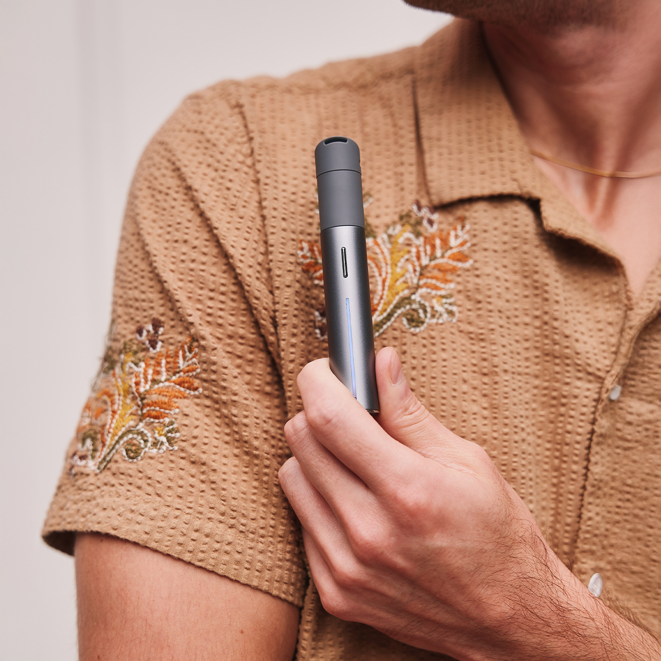 Puffco Pivot in der Hand, Lifestyle-Motiv
