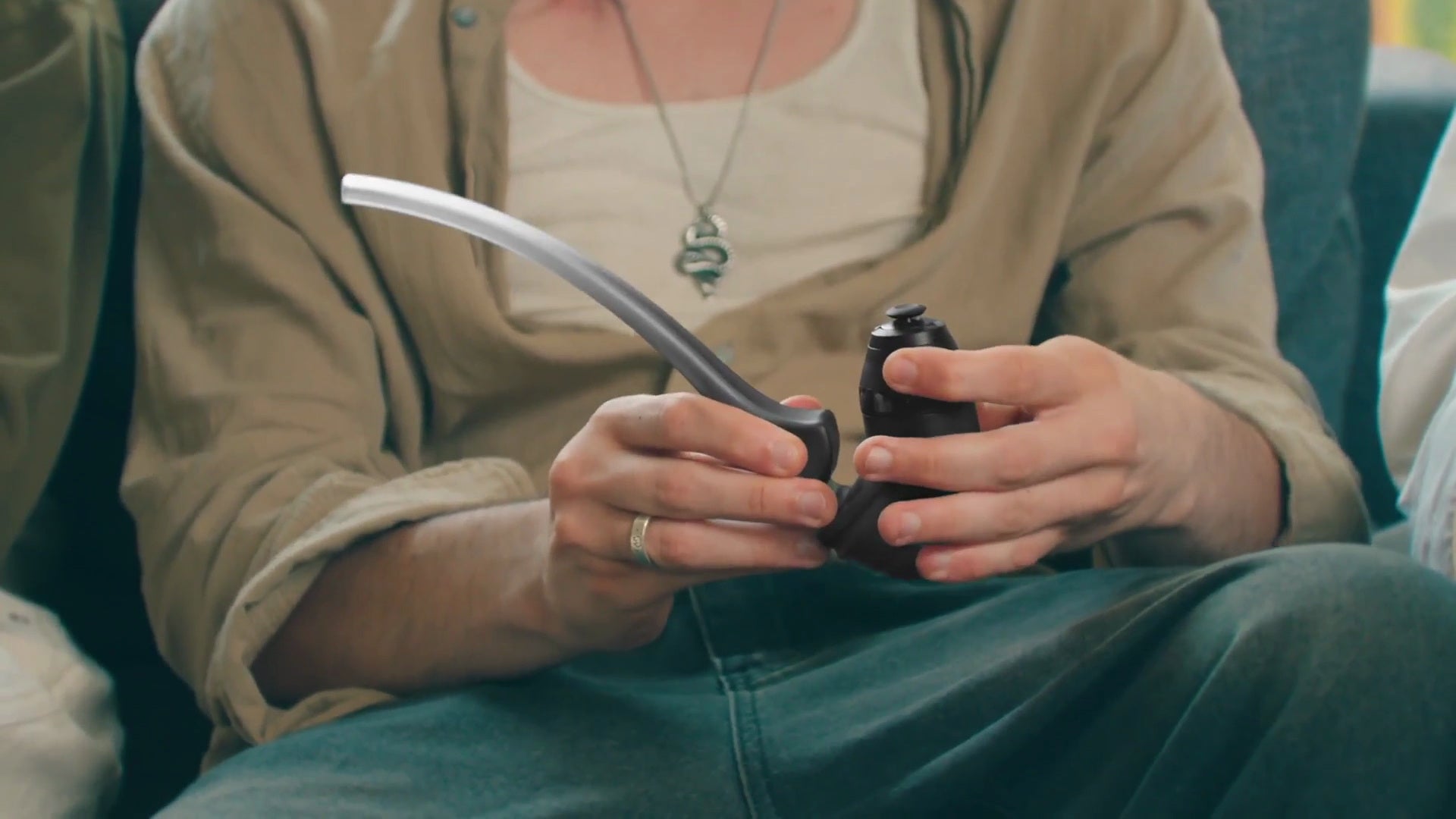 Puffco Proxy Pipe in den Händen einer sitzenden Person