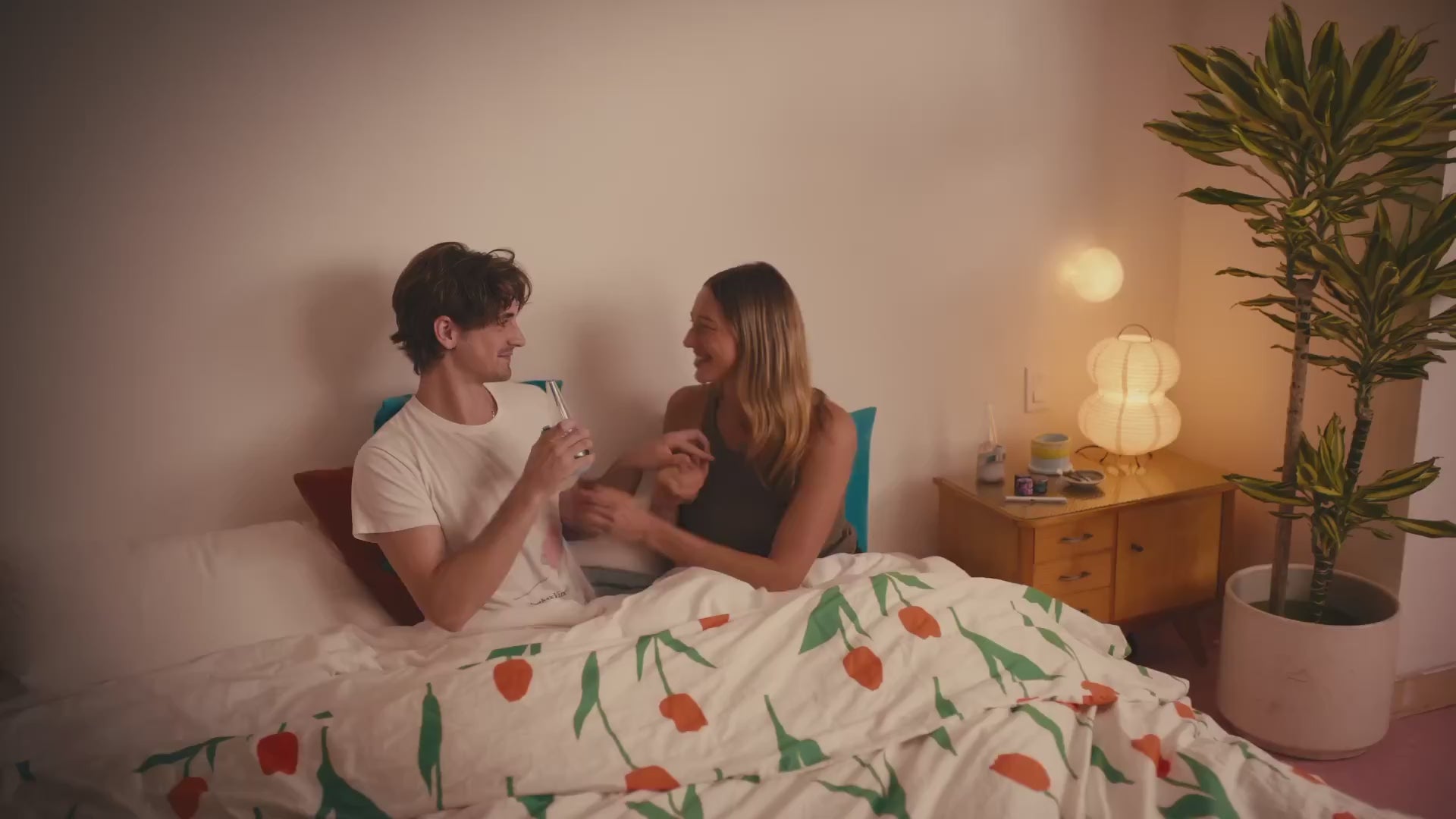 Video laden: Mehrere Personen nutzen den Puffco Peak gemeinsam im Wohnzimmer