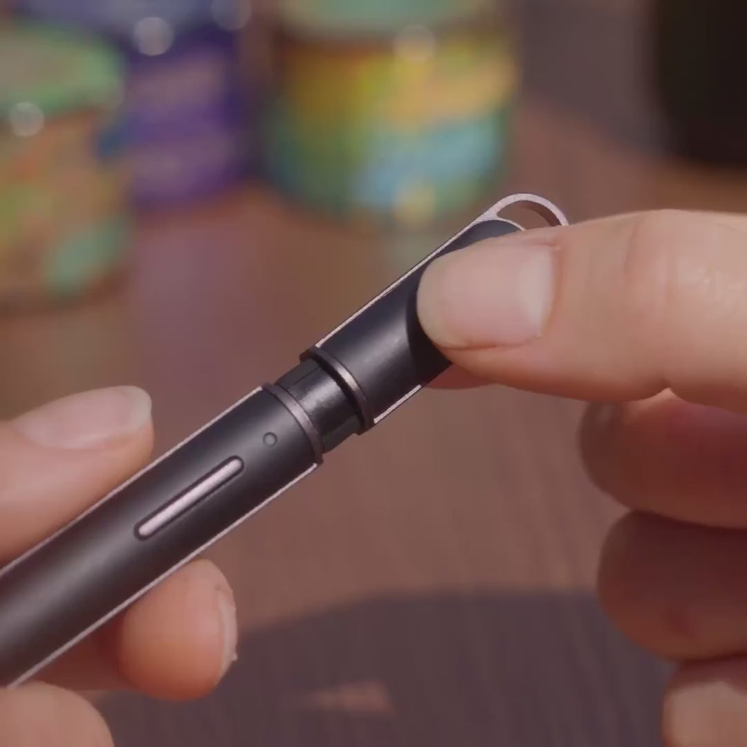 Der Puffco Hot Knife nimmt Material auf und lädt damit die Kammer